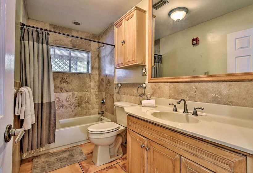 Quaint Central Miami Bungalow: 10 Mi To Mid Beach!