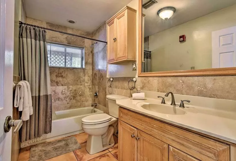 Quaint Central Miami Bungalow: 10 Mi To Mid Beach!