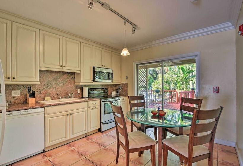 Quaint Central Miami Bungalow: 10 Mi To Mid Beach!