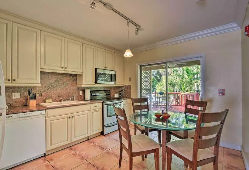 Quaint Central Miami Bungalow: 10 Mi To Mid Beach!