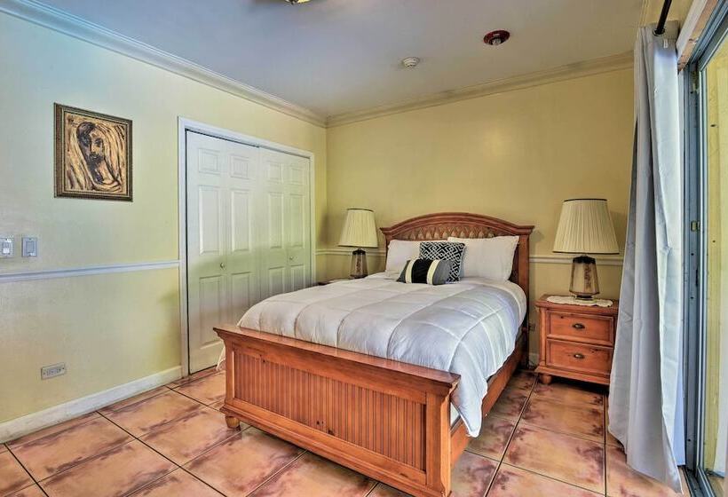 Quaint Central Miami Bungalow: 10 Mi To Mid Beach!