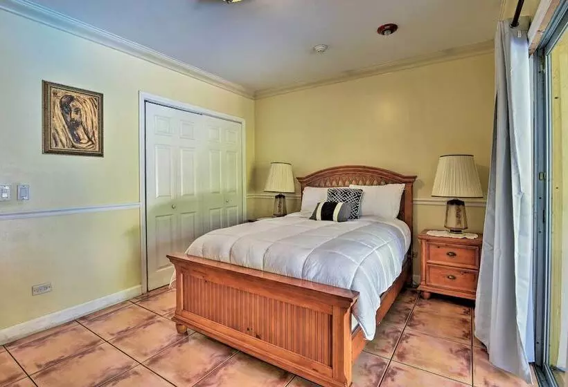 Quaint Central Miami Bungalow: 10 Mi To Mid Beach!