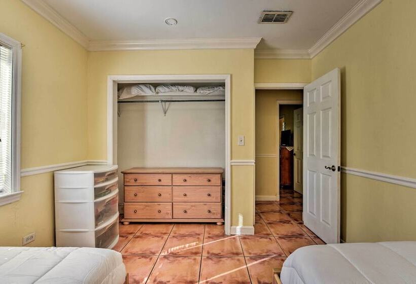 Quaint Central Miami Bungalow: 10 Mi To Mid Beach!