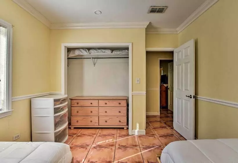 Quaint Central Miami Bungalow: 10 Mi To Mid Beach!