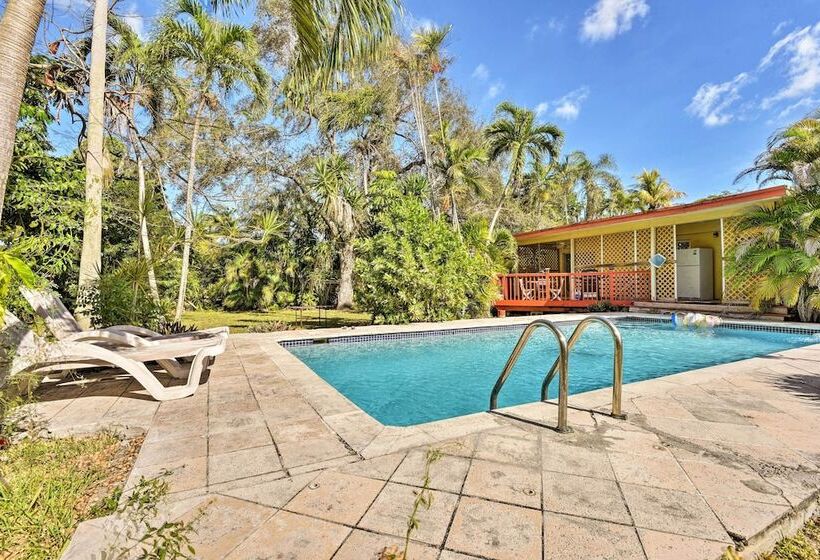 Quaint Central Miami Bungalow: 10 Mi To Mid Beach!
