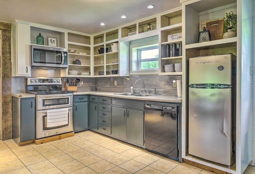 Quiet Country Home In Ava With Chic Interior!