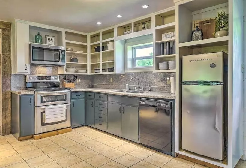 Quiet Country Home In Ava With Chic Interior!