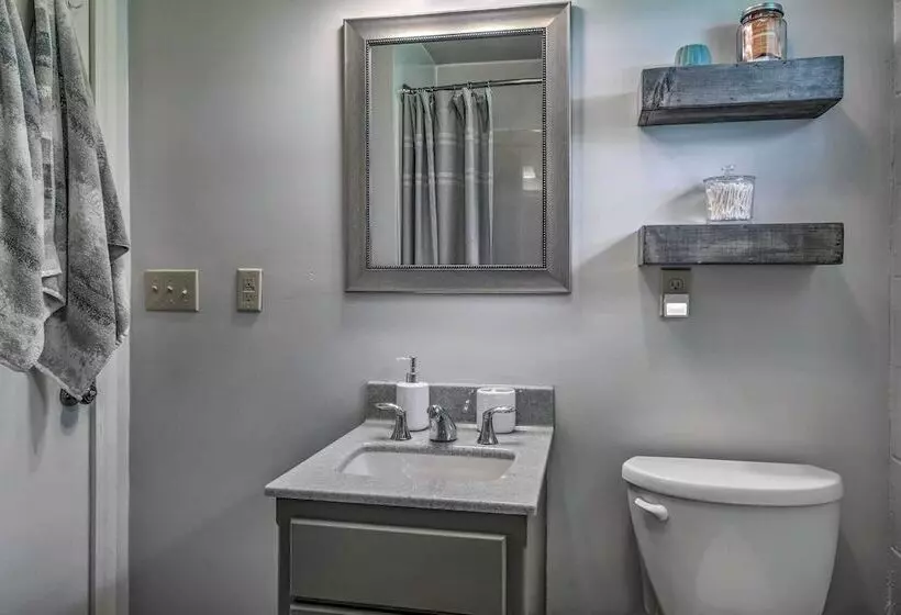 Quiet Country Home In Ava With Chic Interior!