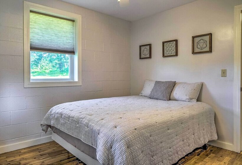 Quiet Country Home In Ava With Chic Interior!