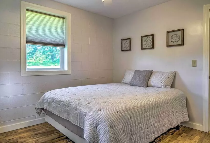 Quiet Country Home In Ava With Chic Interior!