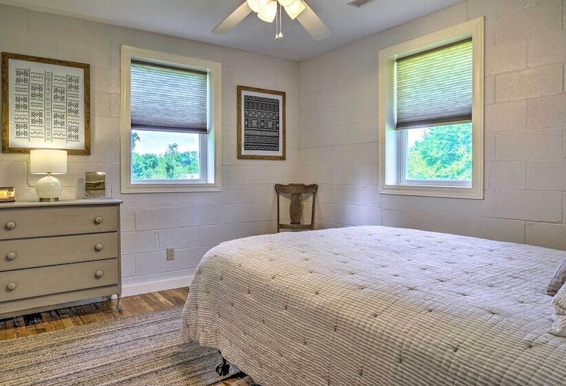 Quiet Country Home In Ava With Chic Interior!