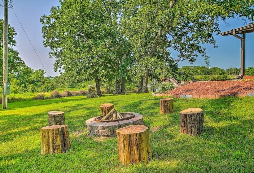 Quiet Country Home In Ava With Chic Interior!