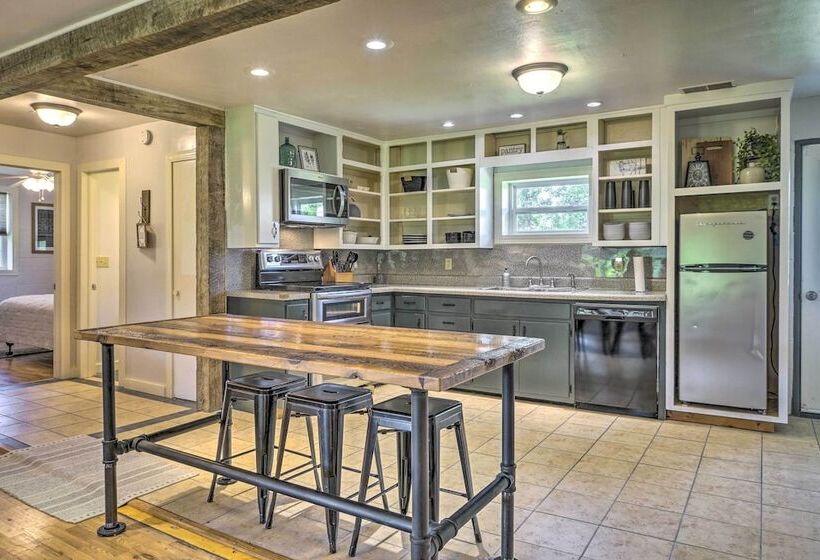 Quiet Country Home In Ava With Chic Interior!
