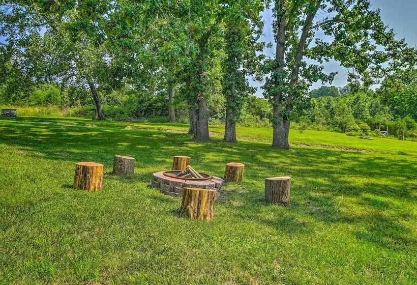 Quiet Country Home In Ava With Chic Interior!