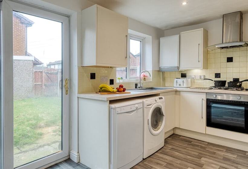 إقامة Lovely 3 Bed Cosy House In Greater Manchester