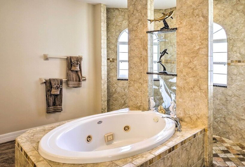 Waterfront Pool & Spa: Relaxing Cape Coral Retreat