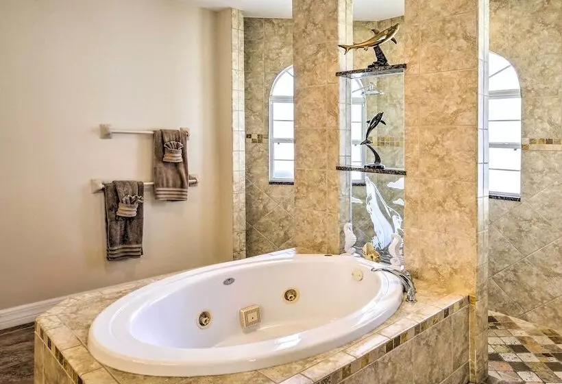 Waterfront Pool & Spa: Relaxing Cape Coral Retreat