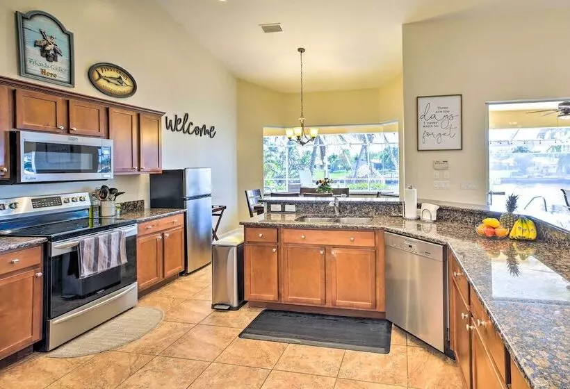 Waterfront Pool & Spa: Relaxing Cape Coral Retreat