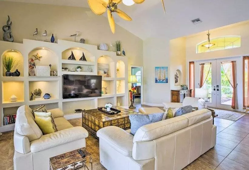 Waterfront Pool & Spa: Relaxing Cape Coral Retreat