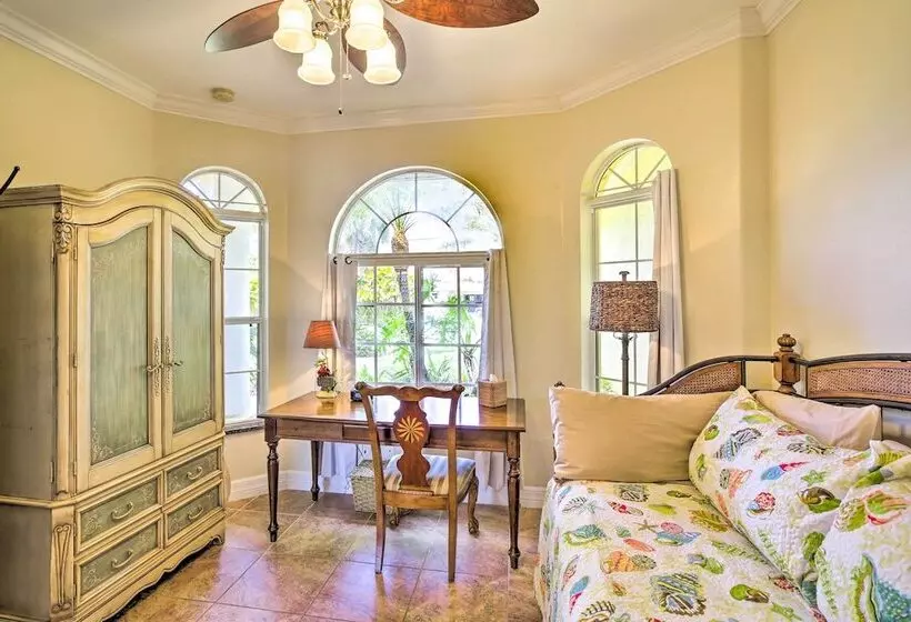 Waterfront Pool & Spa: Relaxing Cape Coral Retreat