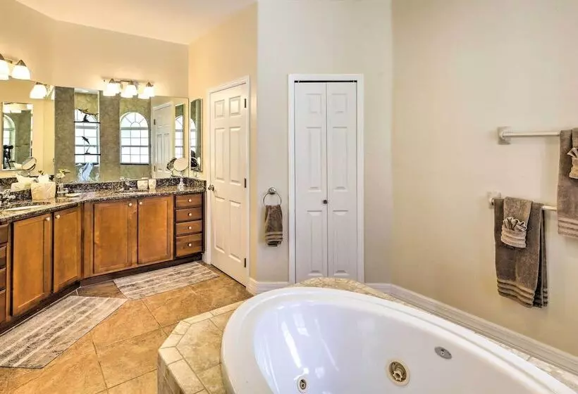 Waterfront Pool & Spa: Relaxing Cape Coral Retreat