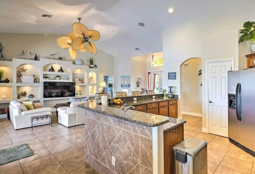 Waterfront Pool & Spa: Relaxing Cape Coral Retreat