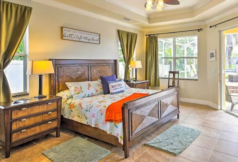 Waterfront Pool & Spa: Relaxing Cape Coral Retreat