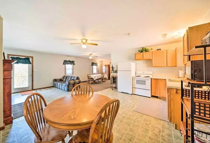 Rustic Iowa Cabin: 10 Mi To Maquoketa Caves