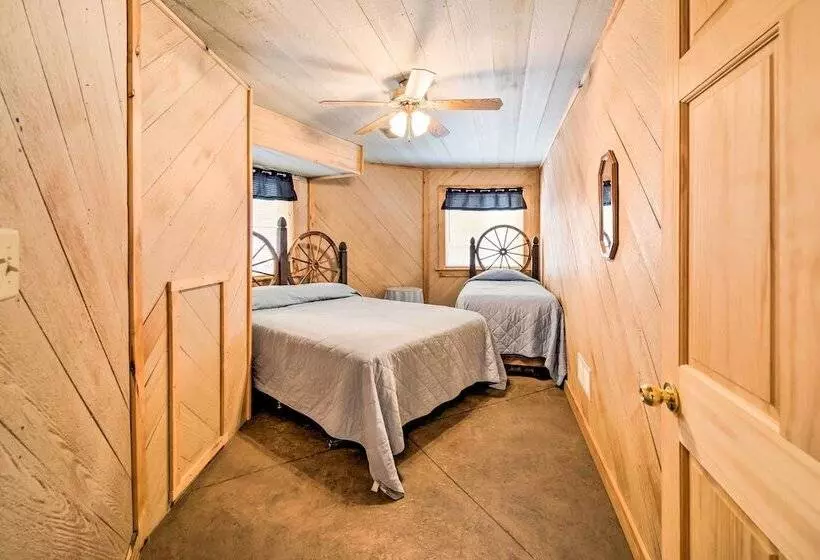 Rustic Iowa Cabin: 10 Mi To Maquoketa Caves