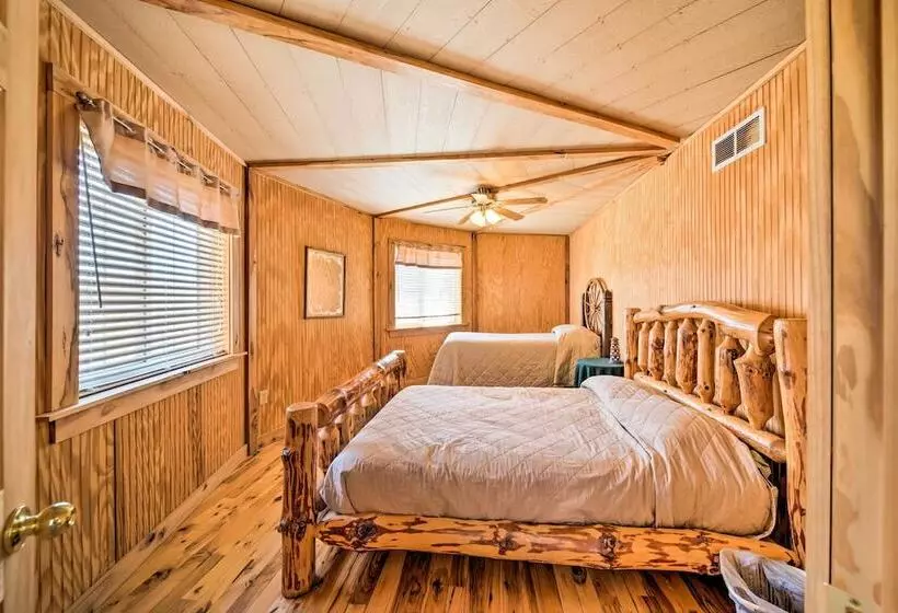 Rustic Iowa Cabin: 10 Mi To Maquoketa Caves