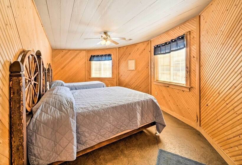 Rustic Iowa Cabin: 10 Mi To Maquoketa Caves