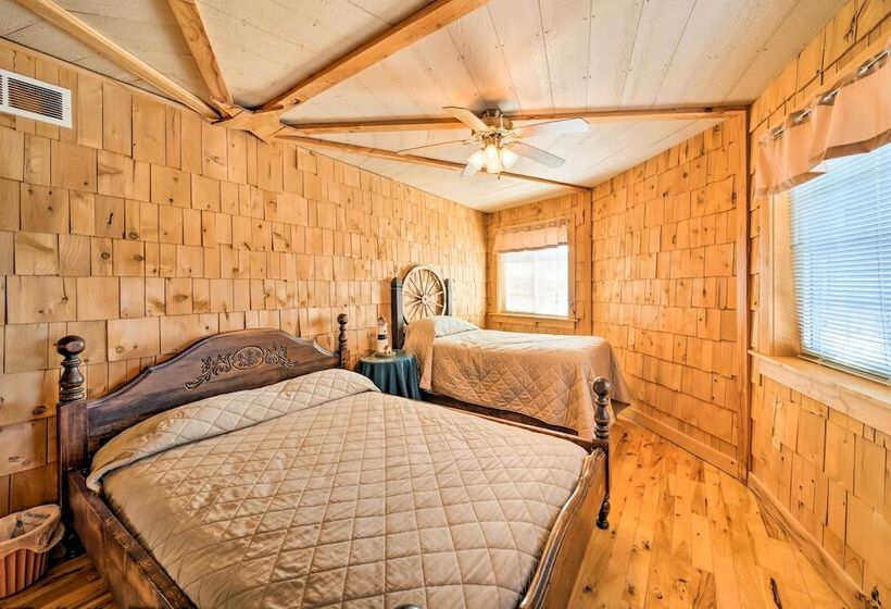 Rustic Iowa Cabin: 10 Mi To Maquoketa Caves