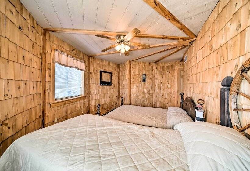 Rustic Iowa Cabin: 10 Mi To Maquoketa Caves