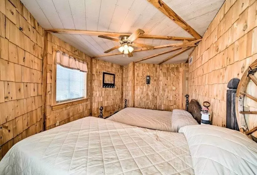 Rustic Iowa Cabin: 10 Mi To Maquoketa Caves