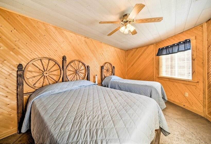 Rustic Iowa Cabin: 10 Mi To Maquoketa Caves