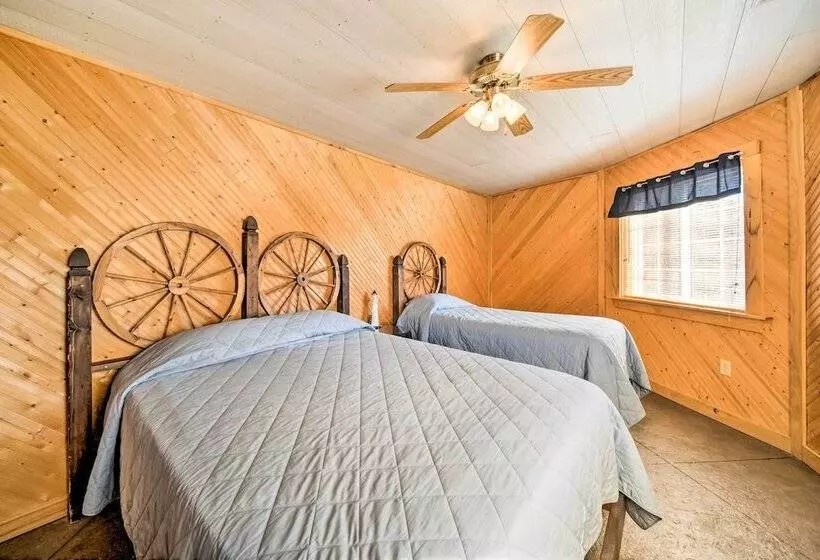 Rustic Iowa Cabin: 10 Mi To Maquoketa Caves