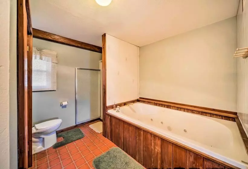 Rustic Iowa Cabin: 10 Mi To Maquoketa Caves