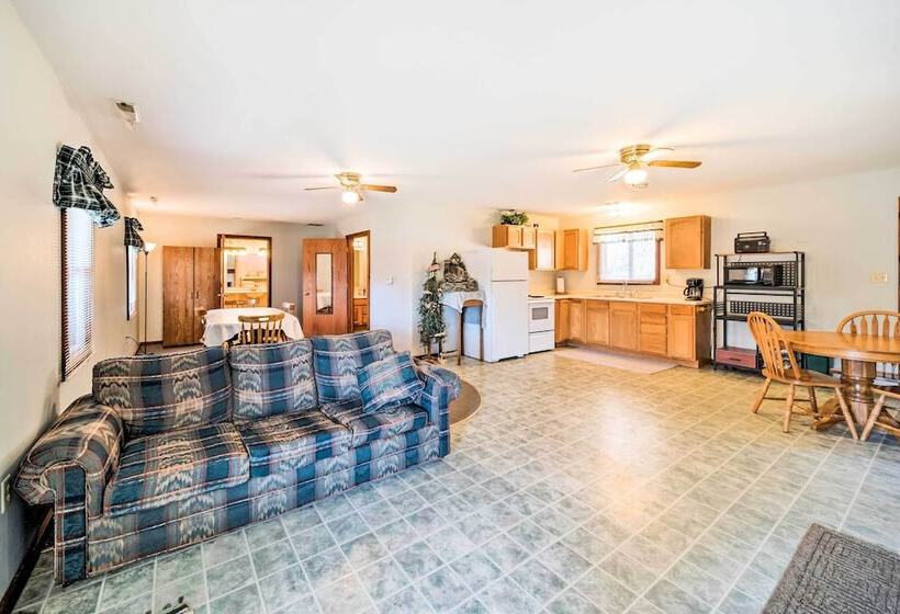 Rustic Iowa Cabin: 10 Mi To Maquoketa Caves