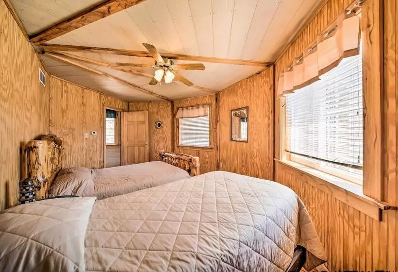 Rustic Iowa Cabin: 10 Mi To Maquoketa Caves