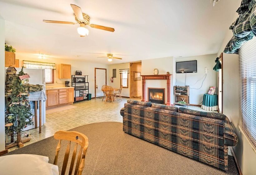 Rustic Iowa Cabin: 10 Mi To Maquoketa Caves