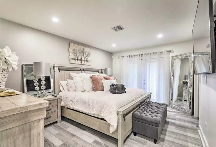 Stunning Tampa Oasis ~ 15 Mi From Downtown!