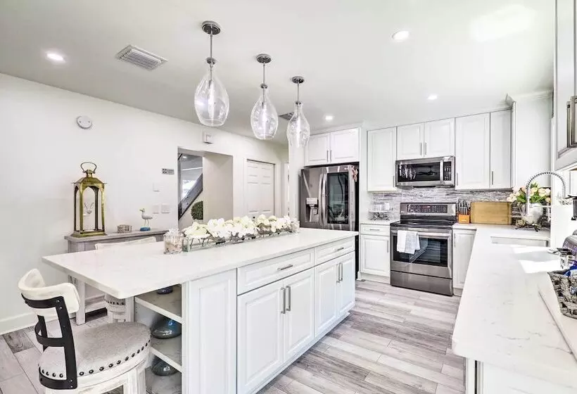 Stunning Tampa Oasis ~ 15 Mi From Downtown!
