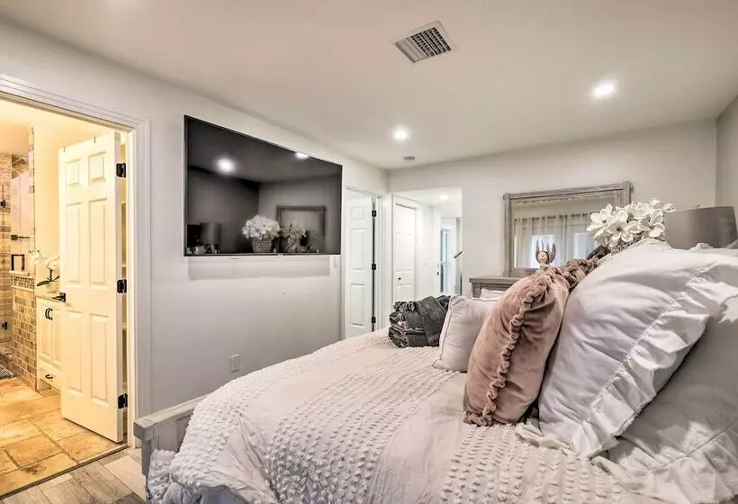 Stunning Tampa Oasis ~ 15 Mi From Downtown!