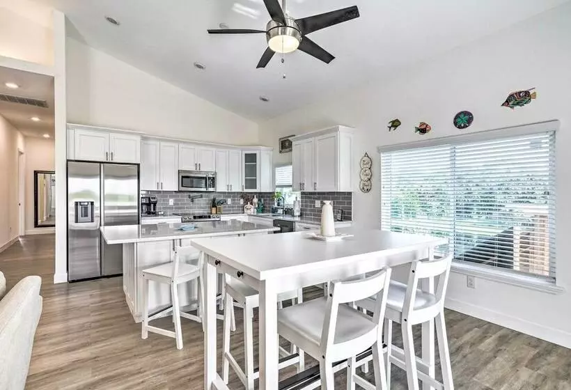 Family Friendly Tampa Home < 3 Mi To Ocean!