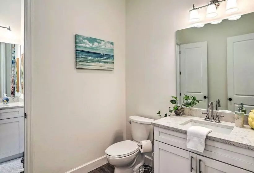 Family Friendly Tampa Home < 3 Mi To Ocean!