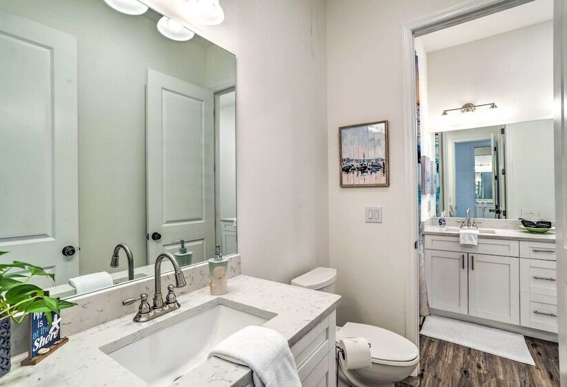 Family Friendly Tampa Home < 3 Mi To Ocean!