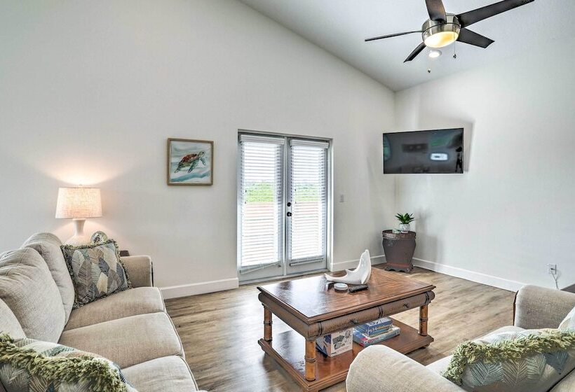 Family Friendly Tampa Home < 3 Mi To Ocean!