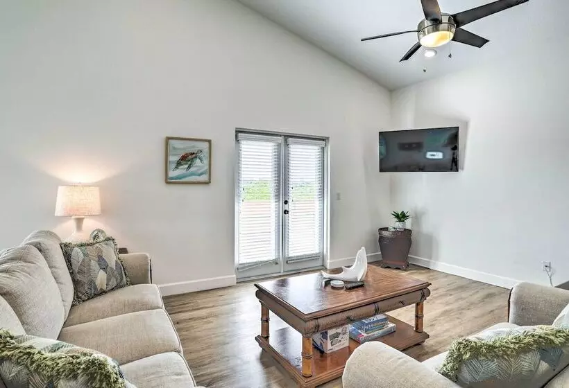 Family Friendly Tampa Home < 3 Mi To Ocean!