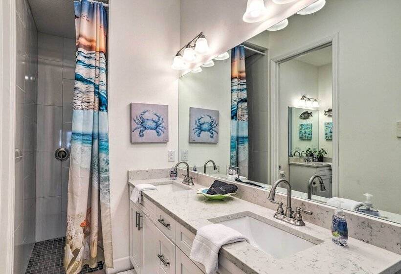 Family Friendly Tampa Home < 3 Mi To Ocean!