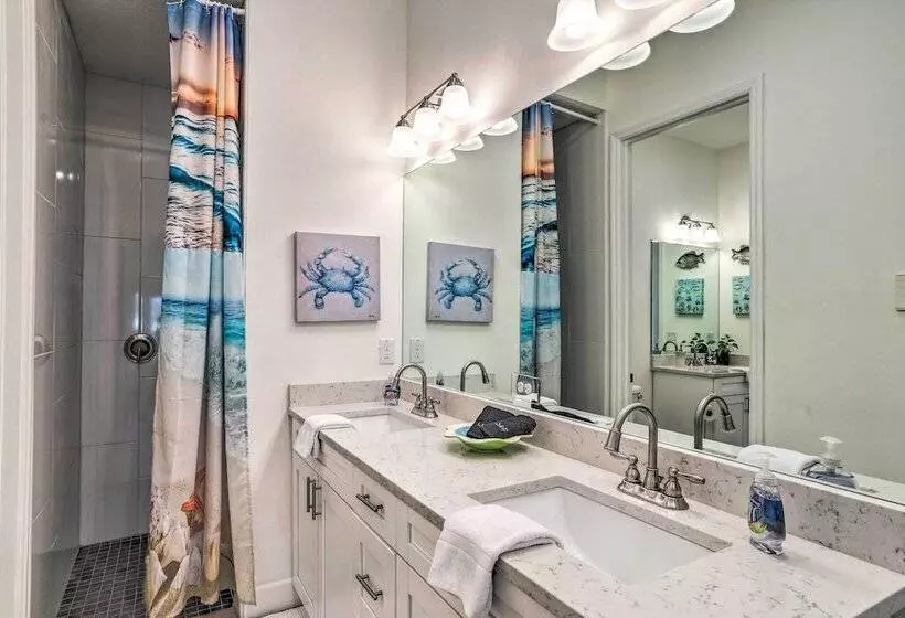 Family Friendly Tampa Home < 3 Mi To Ocean!